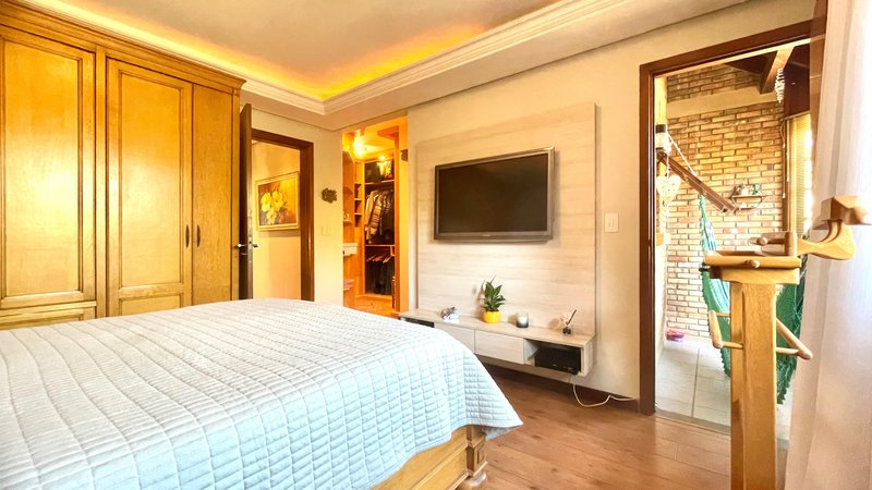 R$ 795.000 - IMPECÁVEL - MARAVILHOSA CASA - 165M2 - 3 DORM - SÓTÃO - PÁTIO - 2 VAGAS Rua José Kanan Aranha Porto Alegre - 