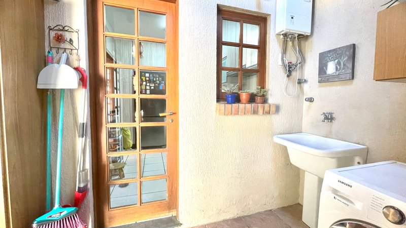 R$ 795.000 - IMPECÁVEL - MARAVILHOSA CASA - 165M2 - 3 DORM - SÓTÃO - PÁTIO - 2 VAGAS Rua José Kanan Aranha Porto Alegre - 