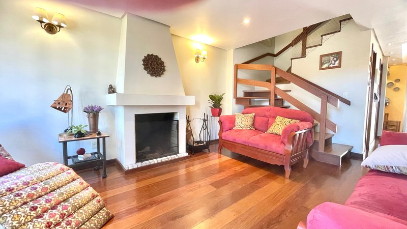 R$ 795.000 - IMPECÁVEL - MARAVILHOSA CASA - 165M2 - 3 DORM - SÓTÃO - PÁTIO - 2 VAGAS Rua José Kanan Aranha Porto Alegre - 