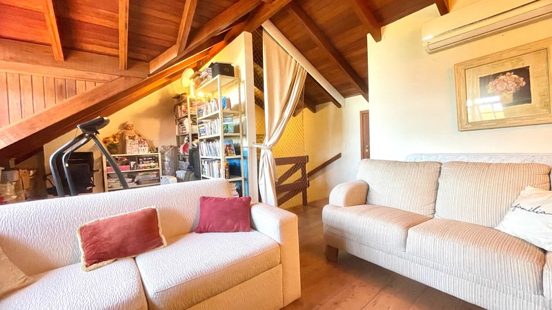 R$ 795.000 - IMPECÁVEL - MARAVILHOSA CASA - 165M2 - 3 DORM - SÓTÃO - PÁTIO - 2 VAGAS Rua José Kanan Aranha Porto Alegre - 