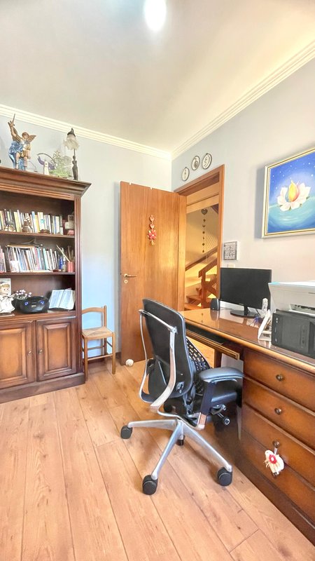 R$ 795.000 - IMPECÁVEL - MARAVILHOSA CASA - 165M2 - 3 DORM - SÓTÃO - PÁTIO - 2 VAGAS Rua José Kanan Aranha Porto Alegre - 