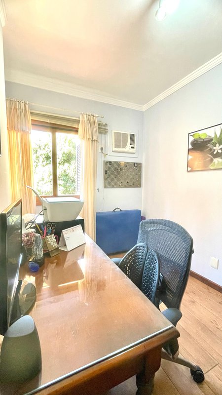 R$ 795.000 - IMPECÁVEL - MARAVILHOSA CASA - 165M2 - 3 DORM - SÓTÃO - PÁTIO - 2 VAGAS Rua José Kanan Aranha Porto Alegre - 