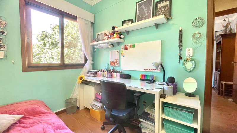 R$ 795.000 - IMPECÁVEL - MARAVILHOSA CASA - 165M2 - 3 DORM - SÓTÃO - PÁTIO - 2 VAGAS Rua José Kanan Aranha Porto Alegre - 