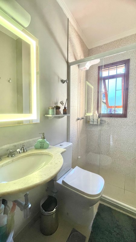 R$ 795.000 - IMPECÁVEL - MARAVILHOSA CASA - 165M2 - 3 DORM - SÓTÃO - PÁTIO - 2 VAGAS Rua José Kanan Aranha Porto Alegre - 