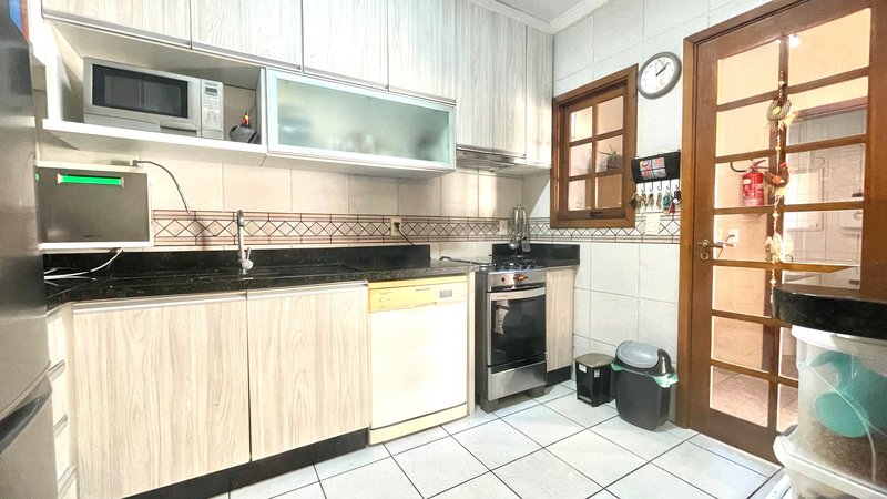R$ 795.000 - IMPECÁVEL - MARAVILHOSA CASA - 165M2 - 3 DORM - SÓTÃO - PÁTIO - 2 VAGAS Rua José Kanan Aranha Porto Alegre - 