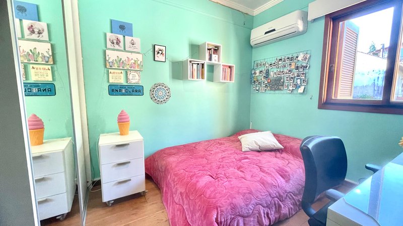 R$ 795.000 - IMPECÁVEL - MARAVILHOSA CASA - 165M2 - 3 DORM - SÓTÃO - PÁTIO - 2 VAGAS Rua José Kanan Aranha Porto Alegre - 