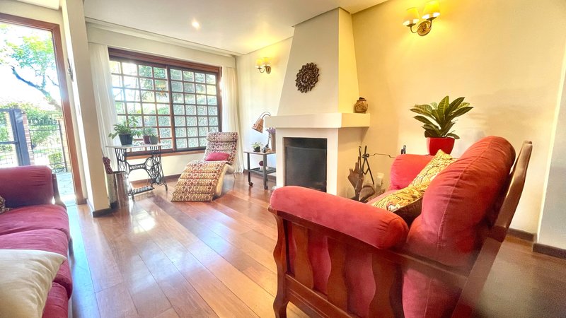 R$ 795.000 - IMPECÁVEL - MARAVILHOSA CASA - 165M2 - 3 DORM - SÓTÃO - PÁTIO - 2 VAGAS Rua José Kanan Aranha Porto Alegre - 