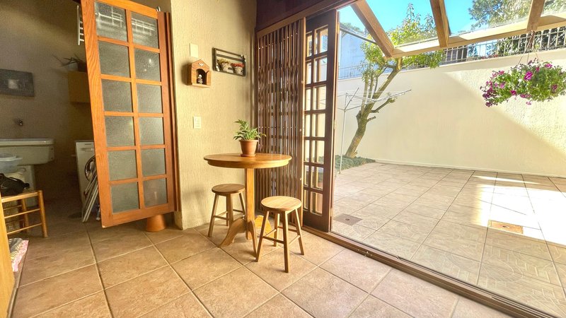 R$ 795.000 - IMPECÁVEL - MARAVILHOSA CASA - 165M2 - 3 DORM - SÓTÃO - PÁTIO - 2 VAGAS Rua José Kanan Aranha Porto Alegre - 