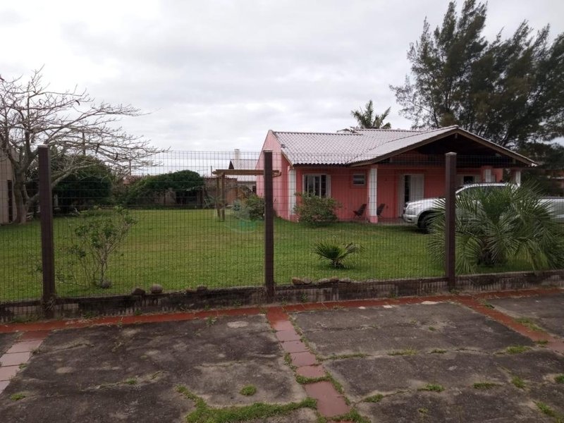 Casa com 3 quartos, 1 suíte, dois terrenos, a 3 quadras do mar. Frente Oeste Rua Irai Capão da Canoa - 