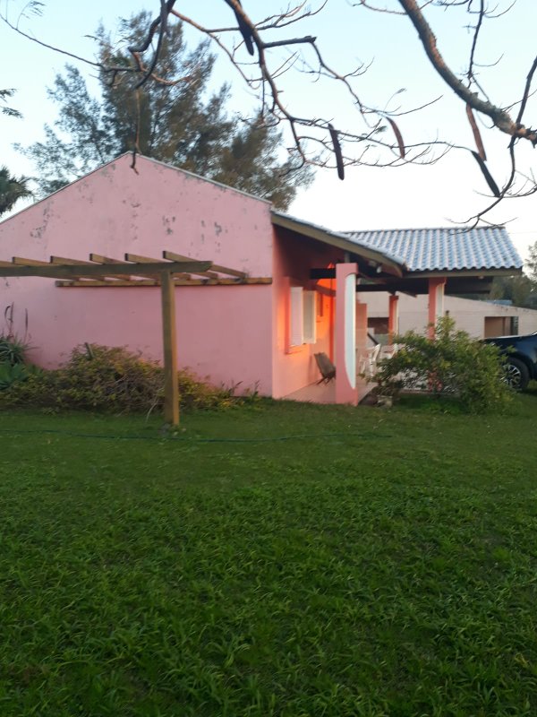 Casa com 3 quartos, 1 suíte, dois terrenos, a 3 quadras do mar. Frente Oeste Rua Irai Capão da Canoa - 