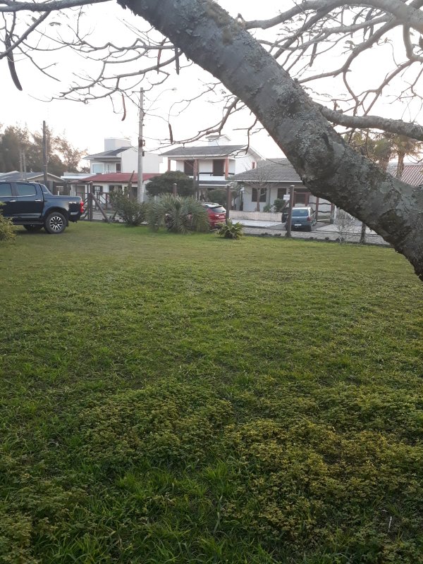Casa com 3 quartos, 1 suíte, dois terrenos, a 3 quadras do mar. Frente Oeste Rua Irai Capão da Canoa - 