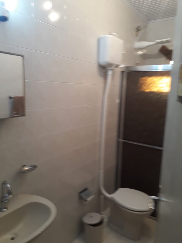 Casa com 3 quartos, 1 suíte, dois terrenos, a 3 quadras do mar. Frente Oeste Rua Irai Capão da Canoa - 
