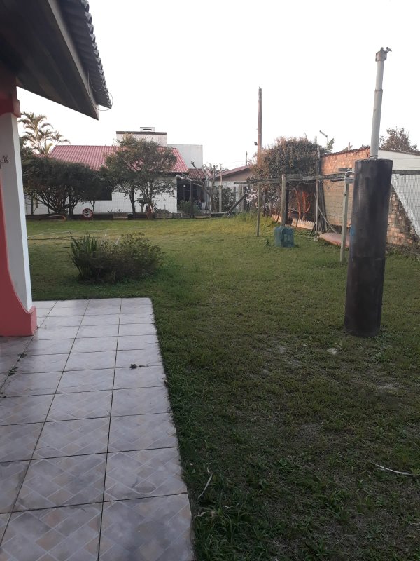 Casa com 3 quartos, 1 suíte, dois terrenos, a 3 quadras do mar. Frente Oeste Rua Irai Capão da Canoa - 