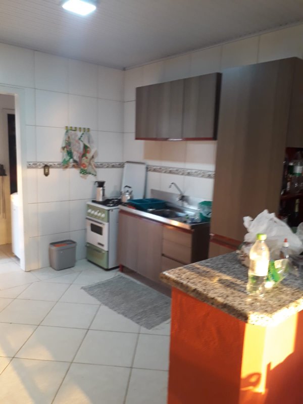 Casa com 3 quartos, 1 suíte, dois terrenos, a 3 quadras do mar. Frente Oeste Rua Irai Capão da Canoa - 