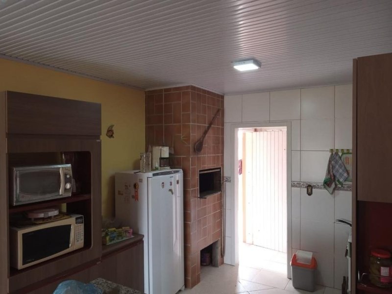 Casa com 3 quartos, 1 suíte, dois terrenos, a 3 quadras do mar. Frente Oeste Rua Irai Capão da Canoa - 