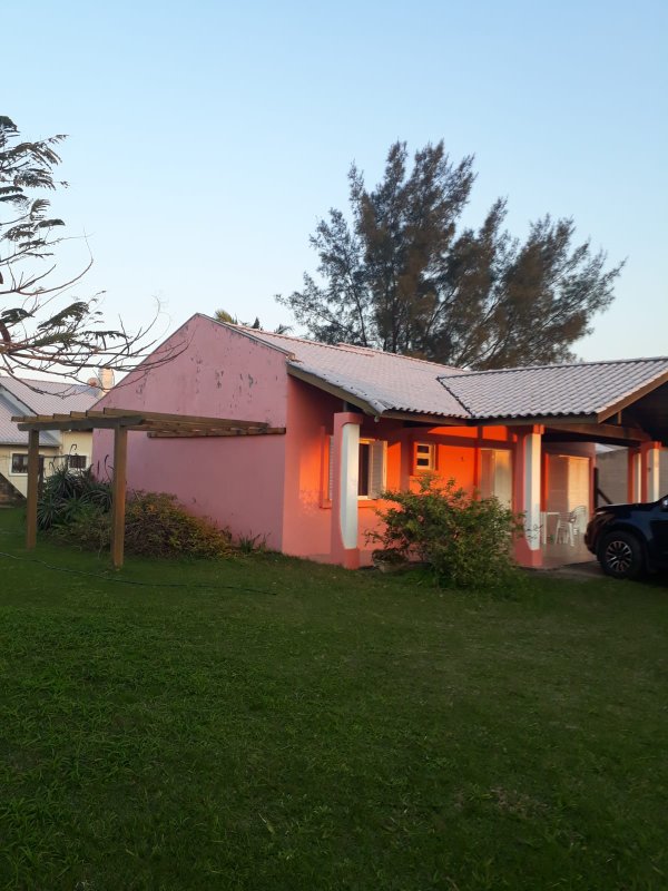 Casa com 3 quartos, 1 suíte, dois terrenos, a 3 quadras do mar. Frente Oeste Rua Irai Capão da Canoa - 