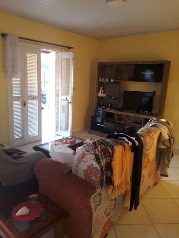 Casa com 3 quartos, 1 suíte, dois terrenos, a 3 quadras do mar. Frente Oeste Rua Irai Capão da Canoa - 