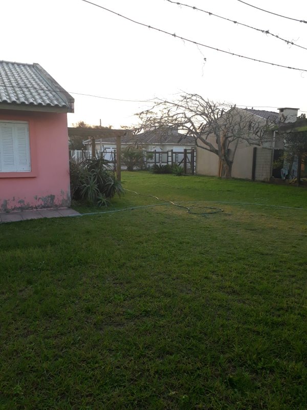 Casa com 3 quartos, 1 suíte, dois terrenos, a 3 quadras do mar. Frente Oeste Rua Irai Capão da Canoa - 