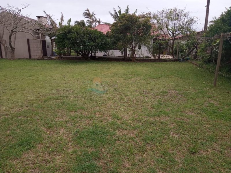 Casa com 3 quartos, 1 suíte, dois terrenos, a 3 quadras do mar. Frente Oeste Rua Irai Capão da Canoa - 