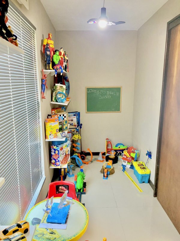 SOBRADO COM 2 SUÍTES MAIS 1 DORMITÓRIO NO LIMOEIRO - Brusque - 