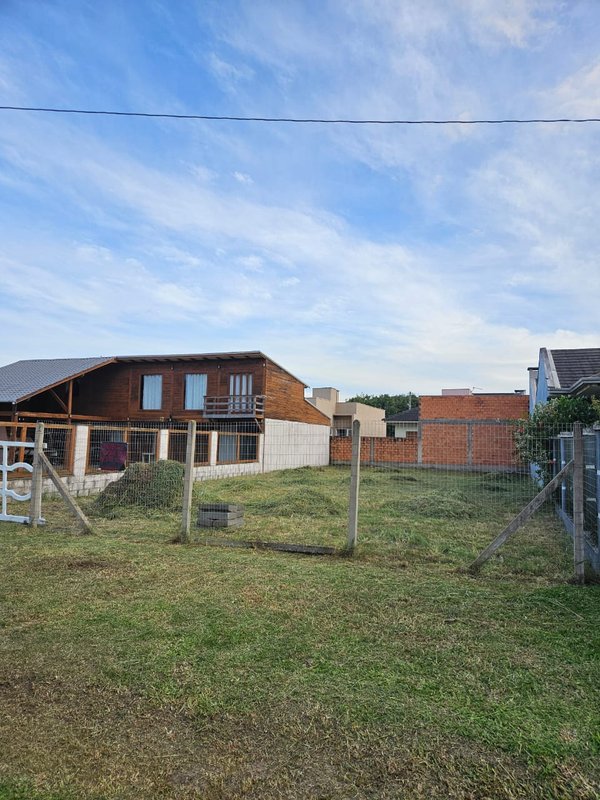 Terreno de 300 metros quadrados, Murado, Plano, pronto para construir na Praia do Curumim Rua Quaraci Capão da Canoa - 
