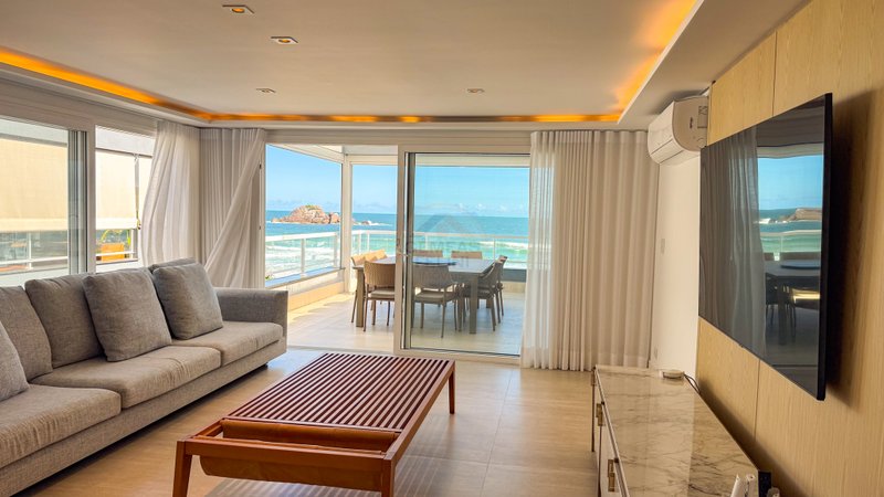 Casa frente ao mar na Praia de Juquehy em Condom&iacute;nio Fechado - LOCA&Ccedil;&Atilde;O E VENDA  São Sebastião - 