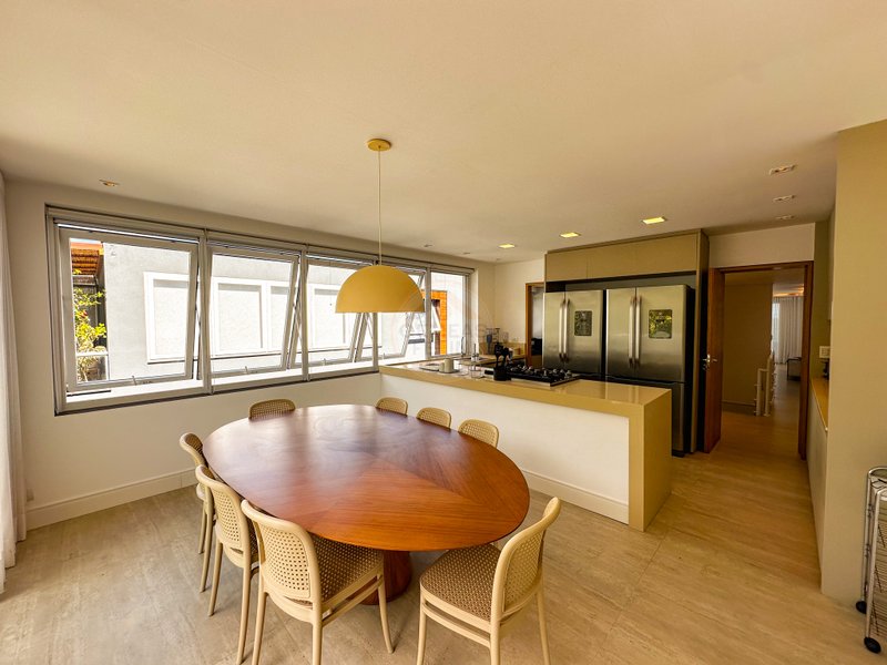 Casa frente ao mar na Praia de Juquehy em Condom&iacute;nio Fechado - LOCA&Ccedil;&Atilde;O E VENDA  São Sebastião - 