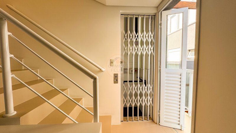 Casa frente ao mar na Praia de Juquehy em Condom&iacute;nio Fechado - LOCA&Ccedil;&Atilde;O E VENDA  São Sebastião - 