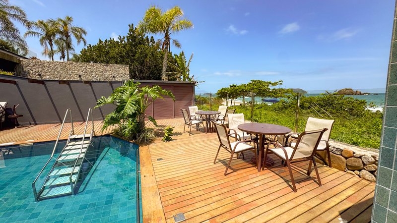 Casa frente ao mar na Praia de Juquehy em Condom&iacute;nio Fechado - LOCA&Ccedil;&Atilde;O E VENDA  São Sebastião - 