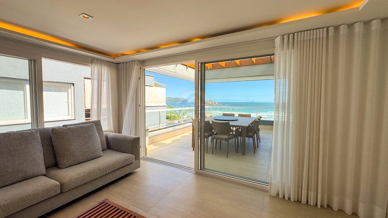 Casa frente ao mar na Praia de Juquehy em Condom&iacute;nio Fechado - LOCA&Ccedil;&Atilde;O E VENDA  São Sebastião - 