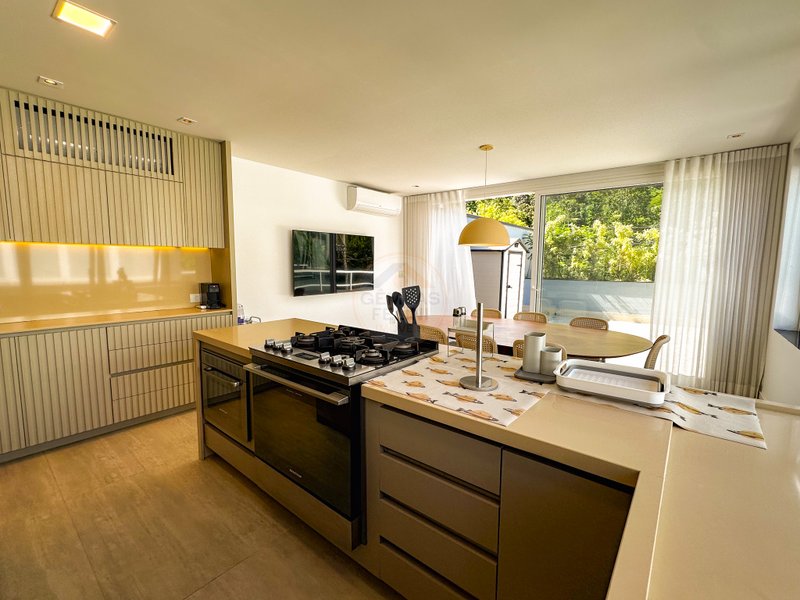 Casa frente ao mar na Praia de Juquehy em Condom&iacute;nio Fechado - LOCA&Ccedil;&Atilde;O E VENDA  São Sebastião - 