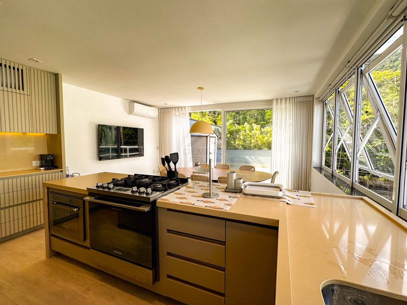 Casa frente ao mar na Praia de Juquehy em Condom&iacute;nio Fechado - LOCA&Ccedil;&Atilde;O E VENDA  São Sebastião - 