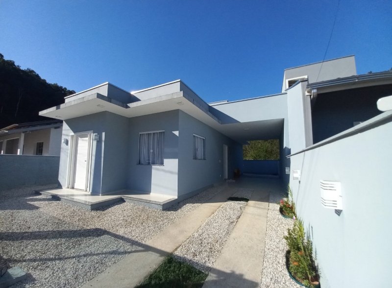 CASA COM 1 SUÍTE MAIS 1 DORMITÓRIO NA GUABIRUBA SUL - Guabiruba - 
