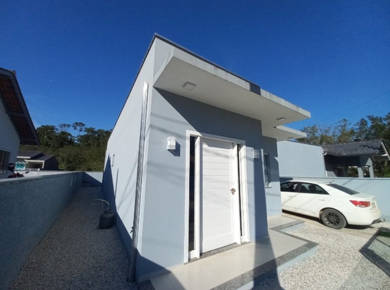 CASA COM 1 SUÍTE MAIS 1 DORMITÓRIO NA GUABIRUBA SUL - Guabiruba - 