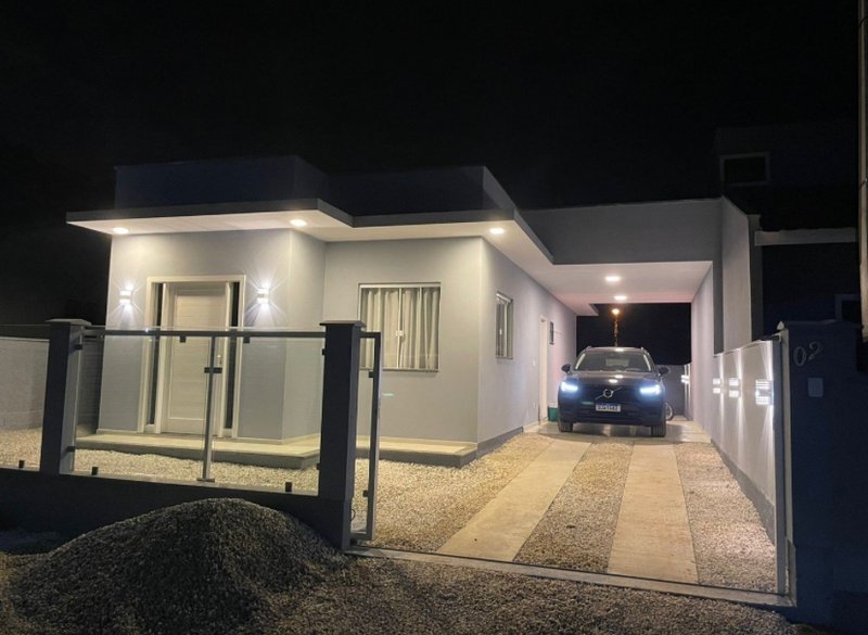 CASA COM 1 SUÍTE MAIS 1 DORMITÓRIO NA GUABIRUBA SUL - Guabiruba - 