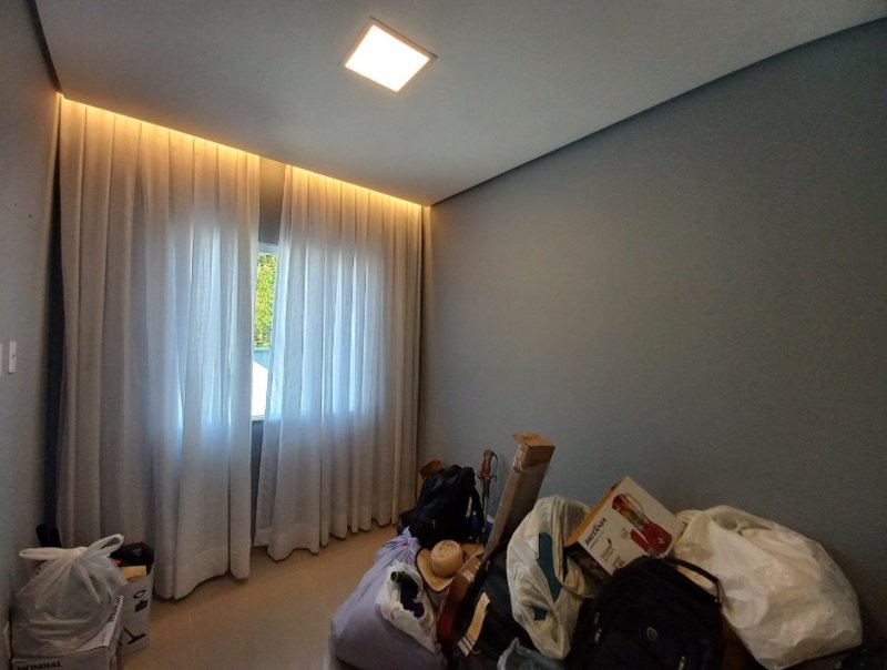 CASA COM 1 SUÍTE MAIS 1 DORMITÓRIO NA GUABIRUBA SUL - Guabiruba - 