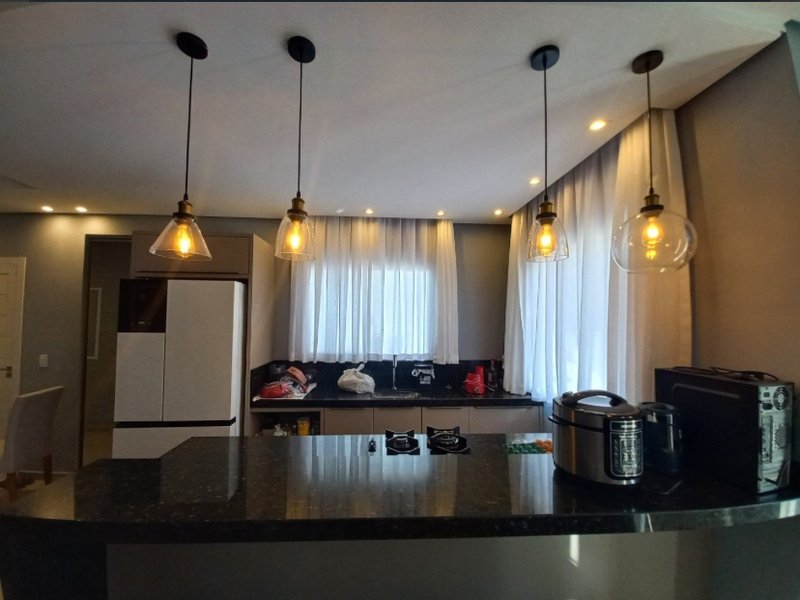 CASA COM 1 SUÍTE MAIS 1 DORMITÓRIO NA GUABIRUBA SUL - Guabiruba - 