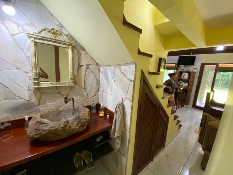 Condomínio em meio a natureza, com duas suítes , reformado , com financiamento bancário ESTRADA BEIRA RIO São Sebastião - 