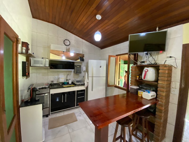 Condomínio em meio a natureza, com duas suítes , reformado , com financiamento bancário ESTRADA BEIRA RIO São Sebastião - 