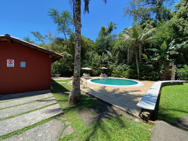 Condomínio em meio a natureza, com duas suítes , reformado , com financiamento bancário ESTRADA BEIRA RIO São Sebastião - 