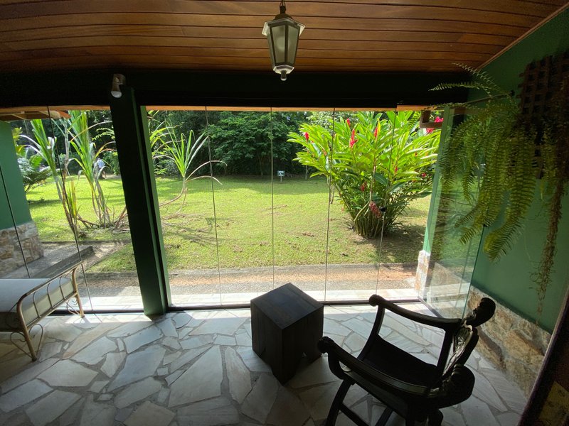 Condomínio em meio a natureza, com duas suítes , reformado , com financiamento bancário ESTRADA BEIRA RIO São Sebastião - 