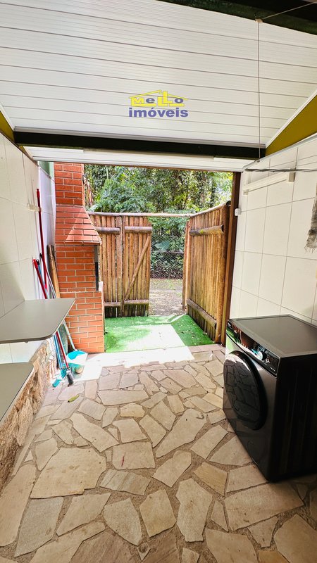 Condomínio em meio a natureza, com duas suítes , reformado , com financiamento bancário ESTRADA BEIRA RIO São Sebastião - 