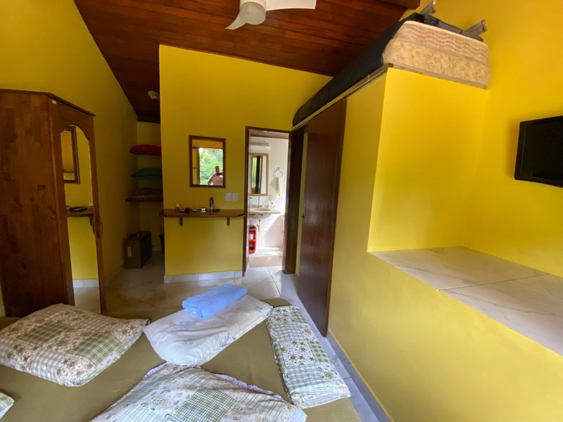 Condomínio em meio a natureza, com duas suítes , reformado , com financiamento bancário ESTRADA BEIRA RIO São Sebastião - 