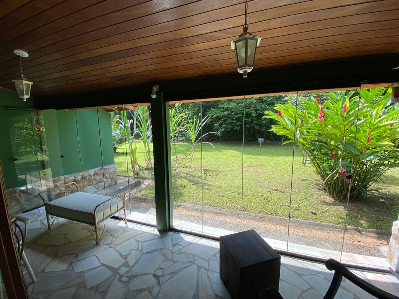 Condomínio em meio a natureza, com duas suítes , reformado , com financiamento bancário ESTRADA BEIRA RIO São Sebastião - 