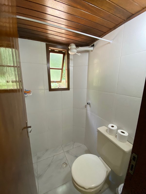 Condomínio em meio a natureza, com duas suítes , reformado , com financiamento bancário ESTRADA BEIRA RIO São Sebastião - 