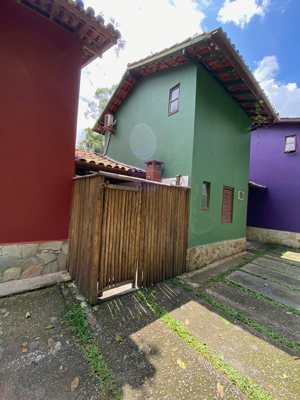 Condomínio em meio a natureza, com duas suítes , reformado , com financiamento bancário ESTRADA BEIRA RIO São Sebastião - 