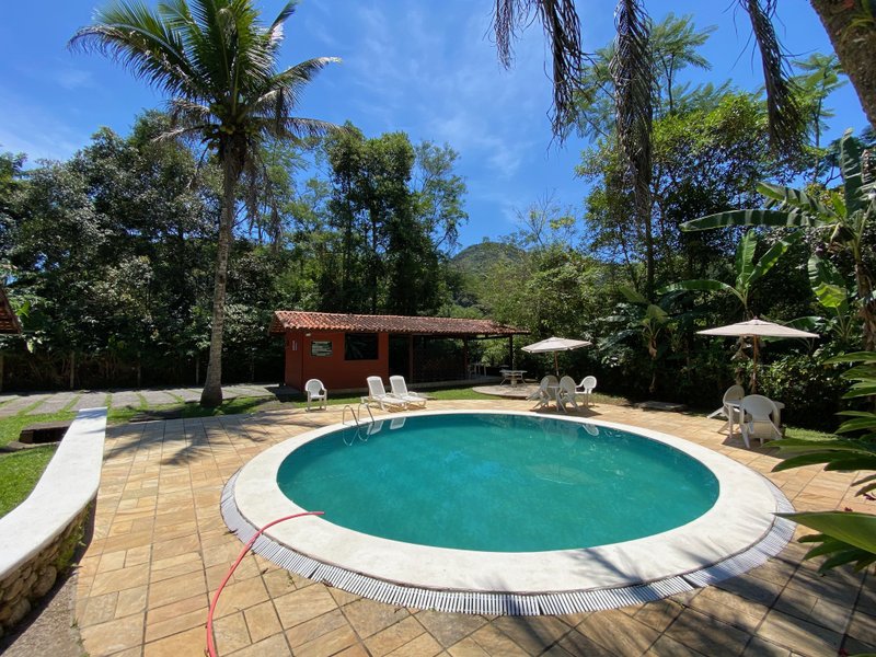 Condomínio em meio a natureza, com duas suítes , reformado , com financiamento bancário ESTRADA BEIRA RIO São Sebastião - 