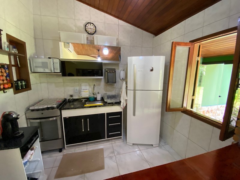 Condomínio em meio a natureza, com duas suítes , reformado , com financiamento bancário ESTRADA BEIRA RIO São Sebastião - 