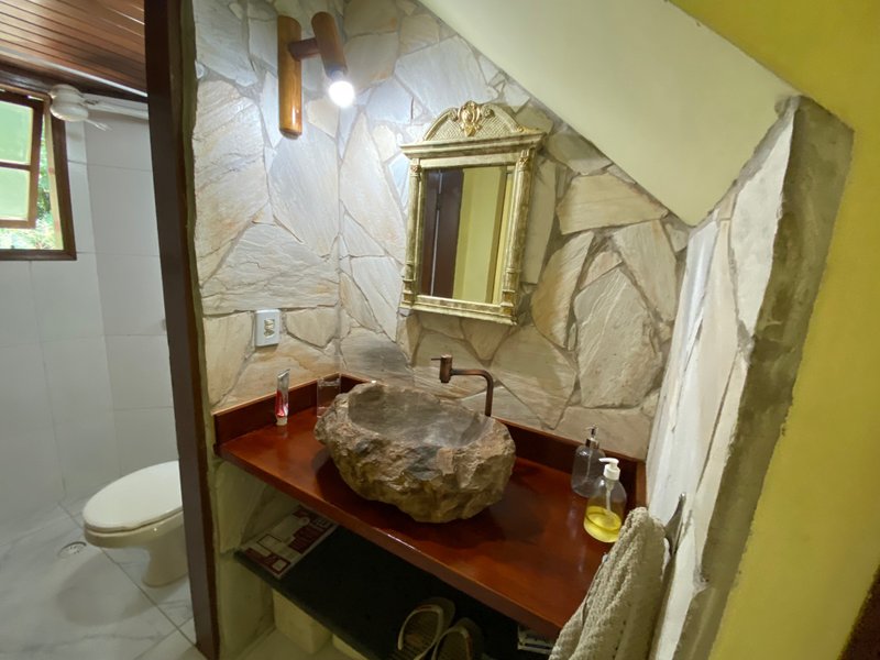 Condomínio em meio a natureza, com duas suítes , reformado , com financiamento bancário ESTRADA BEIRA RIO São Sebastião - 