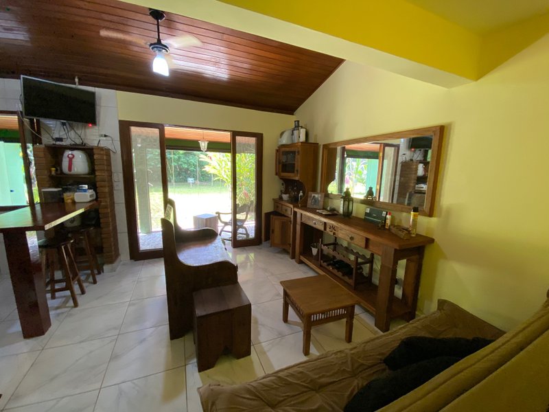 Condomínio em meio a natureza, com duas suítes , reformado , com financiamento bancário ESTRADA BEIRA RIO São Sebastião - 